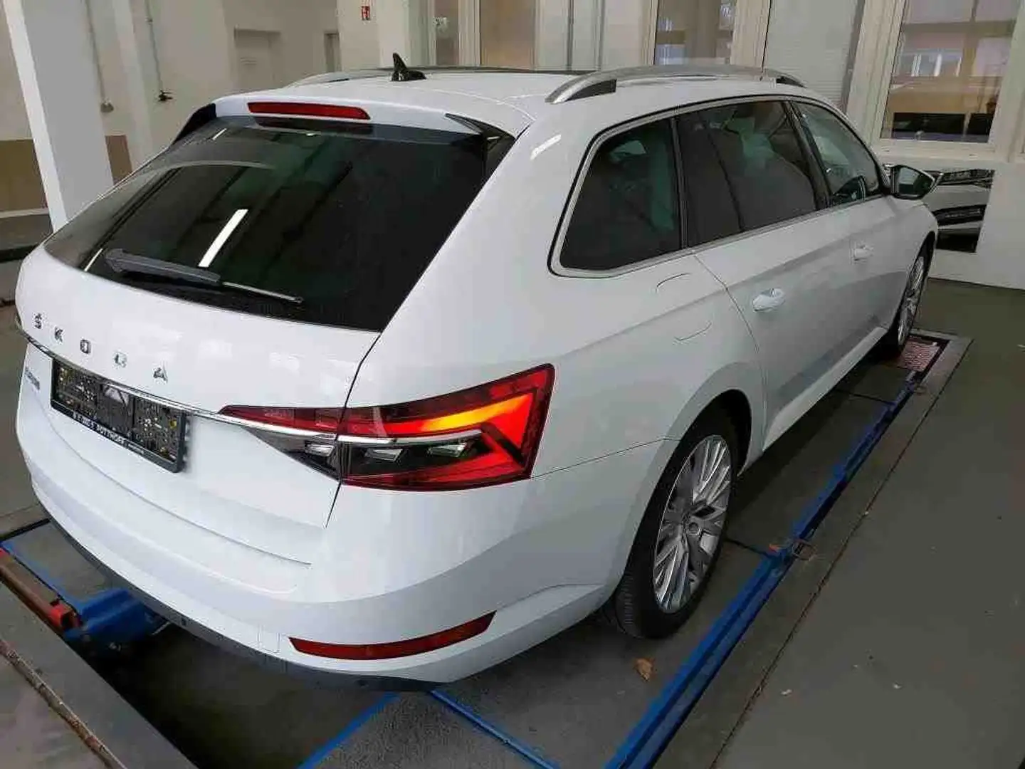 Skoda Superb Combi 2.0 TDI DSG STYLE PANO NAVI PDC SITZHZG Weiß - 2