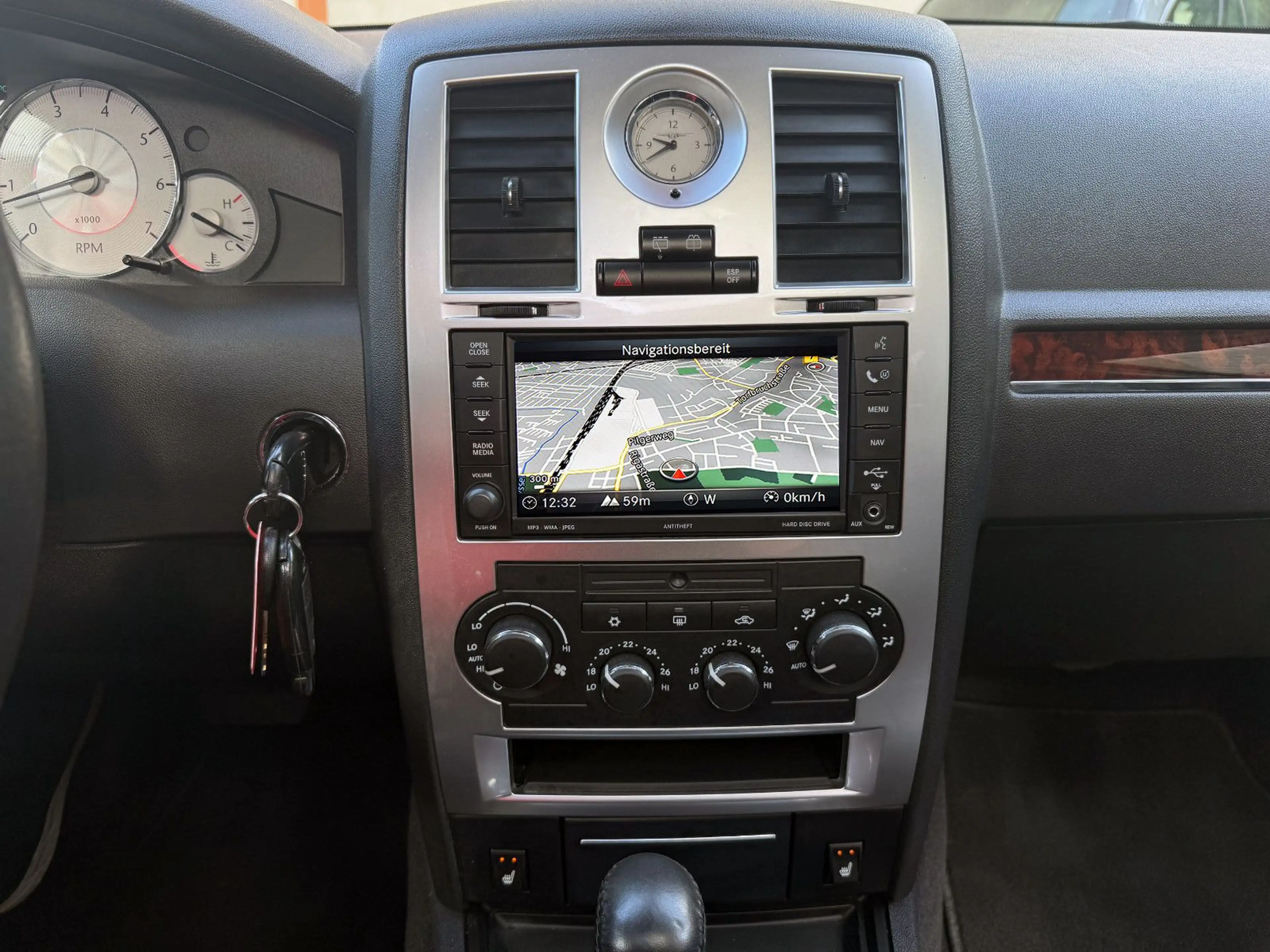 Chrysler 300C 3.0 CRD V6 *Aut.*Leder*Bi-Xenon*Temp.*AHK*PDC* — photo 14