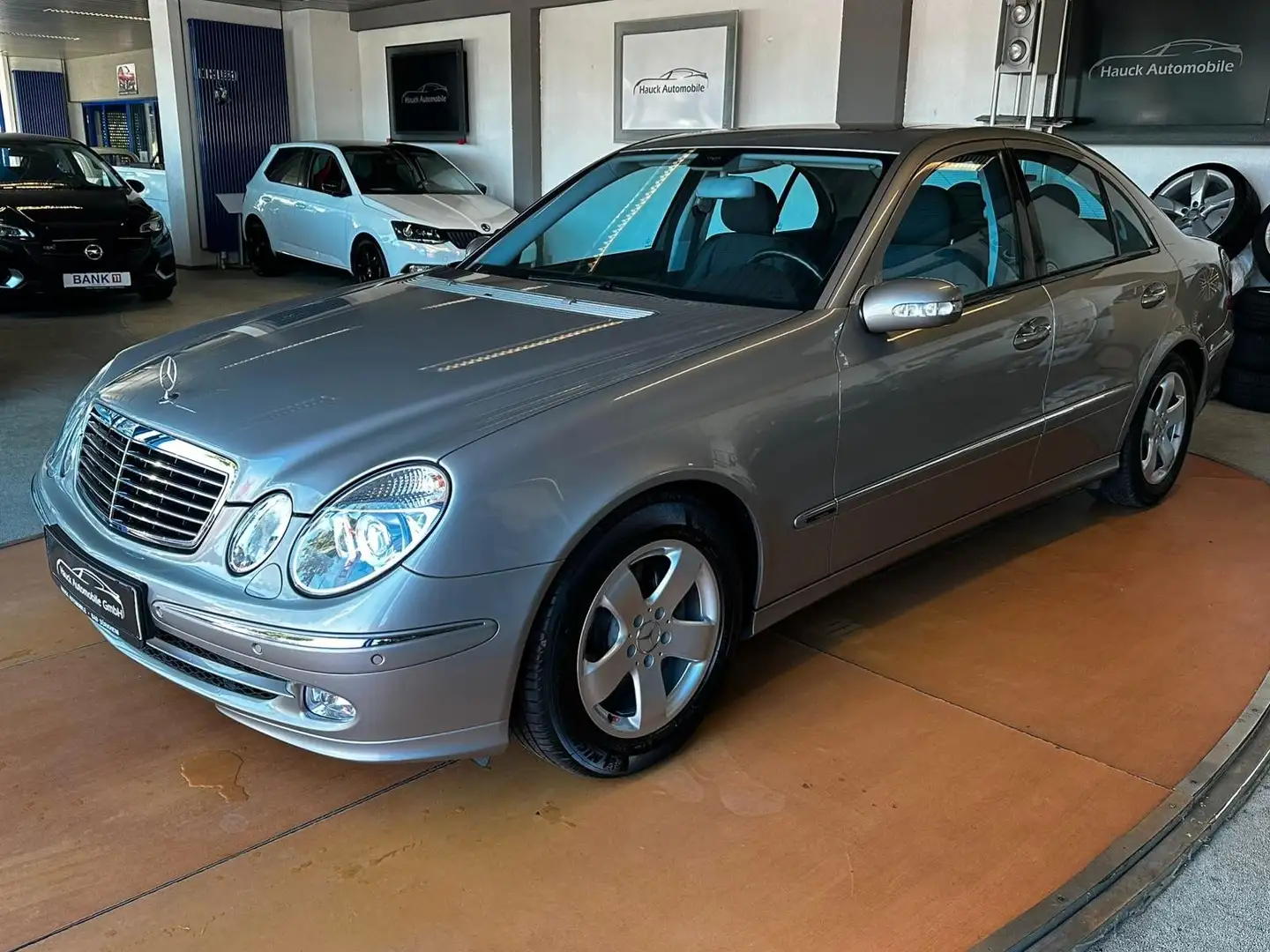 Mercedes-Benz E 240 Avantgarde *60-TKM* XENON/GSD/SHZ/NAVI/PDC Silber - 1