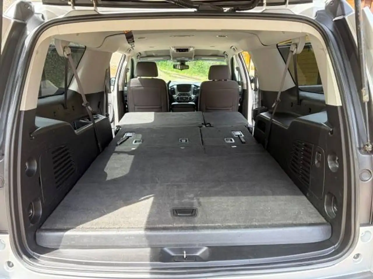 Chevrolet Suburban снимка Chevrolet Suburban