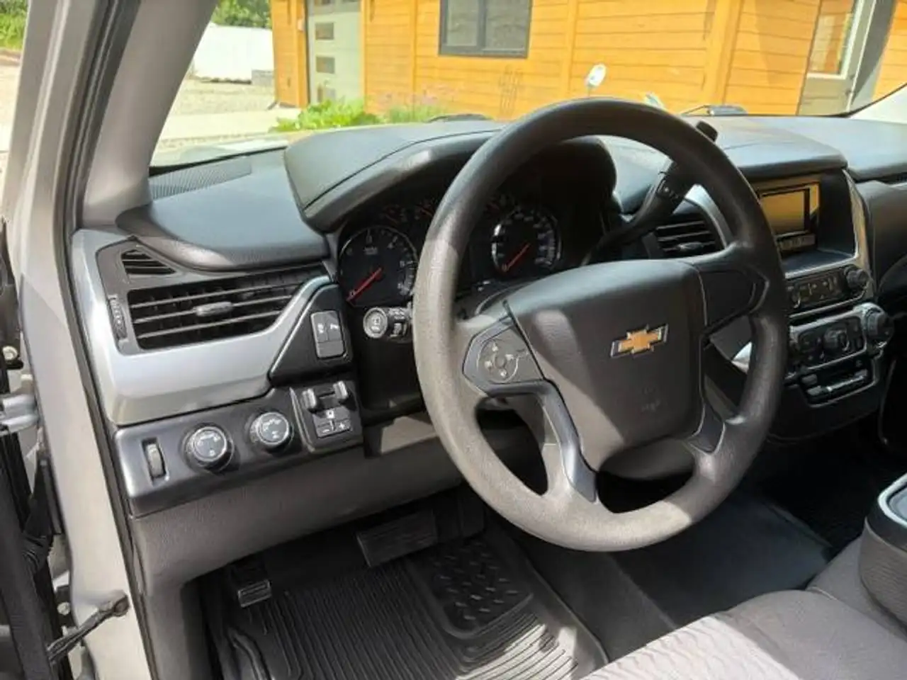 Chevrolet Suburban снимка Chevrolet Suburban