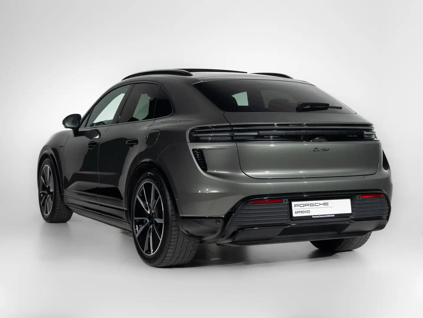 Porsche Macan Turbo Vert - 2