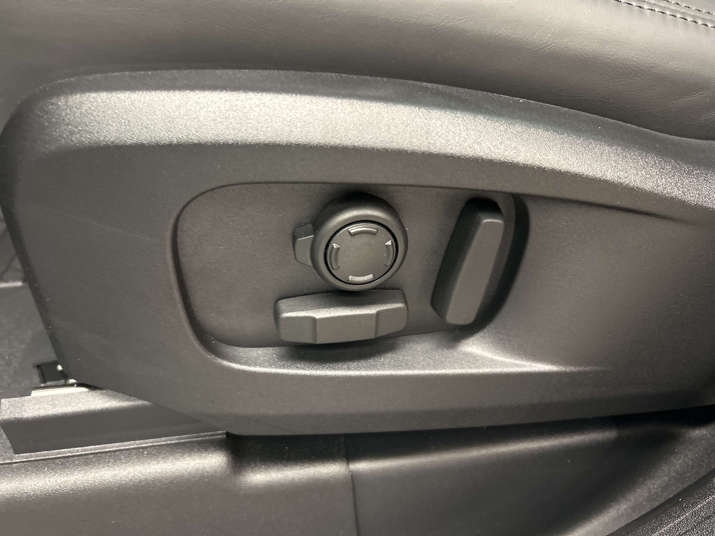 2026 Land Rover Defender X-Dynamic SE thumb 11