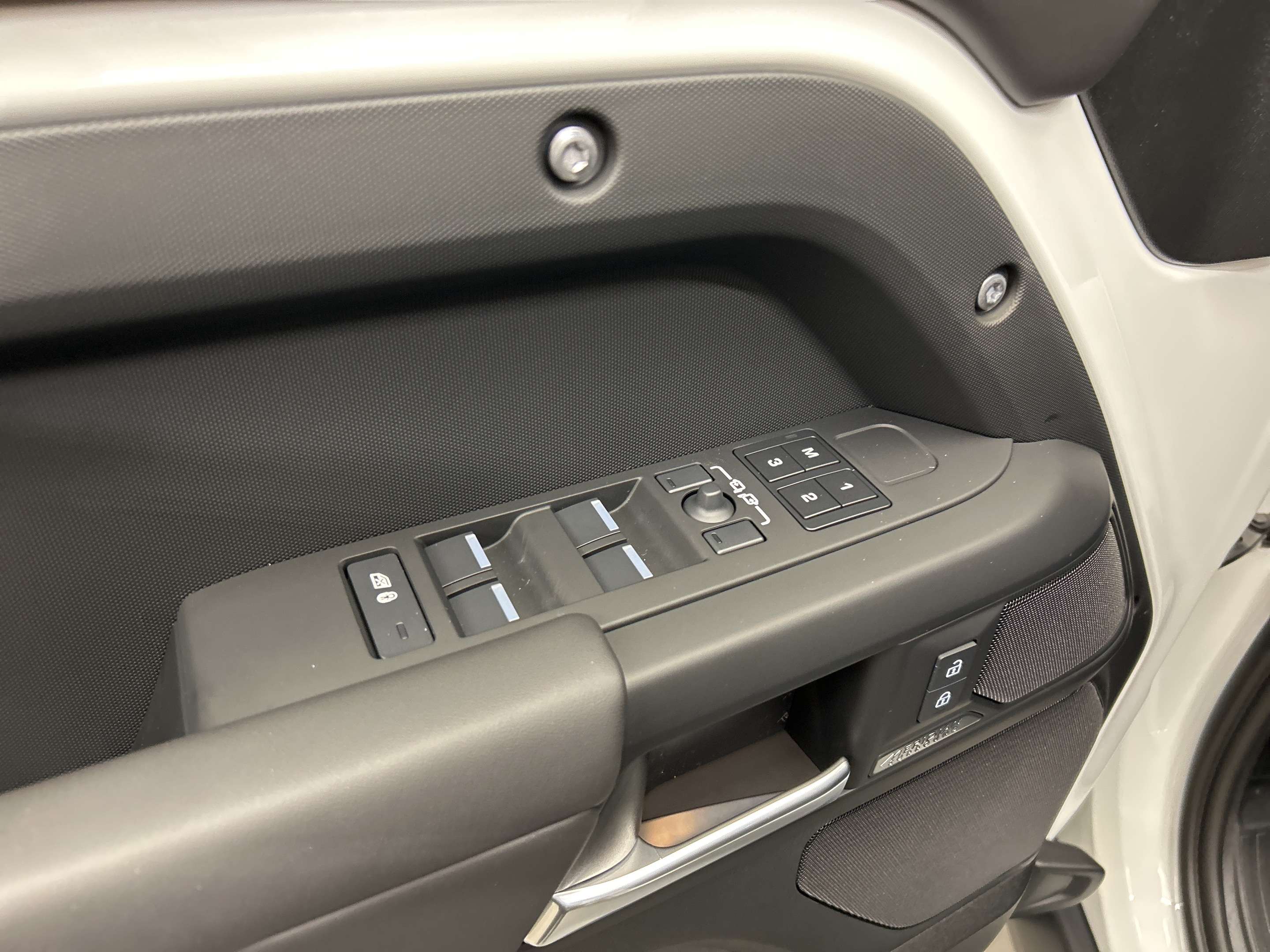 2026 Land Rover Defender X-Dynamic SE thumb 10