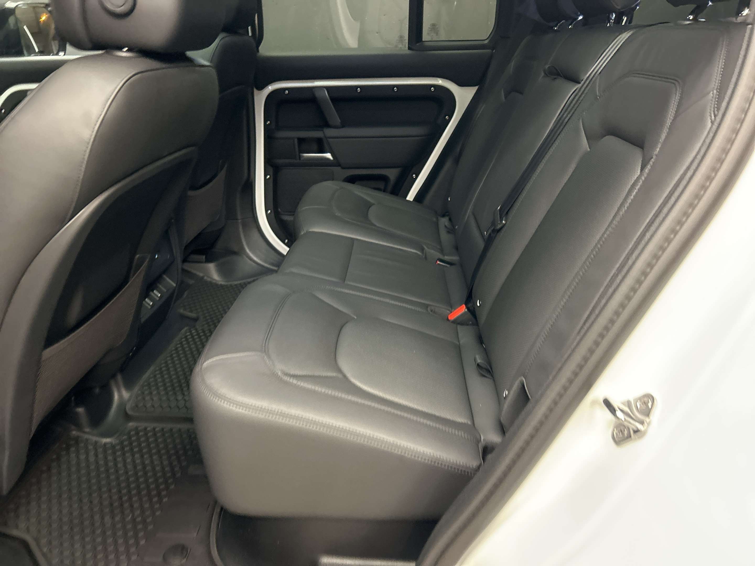 2026 Land Rover Defender X-Dynamic SE thumb 12