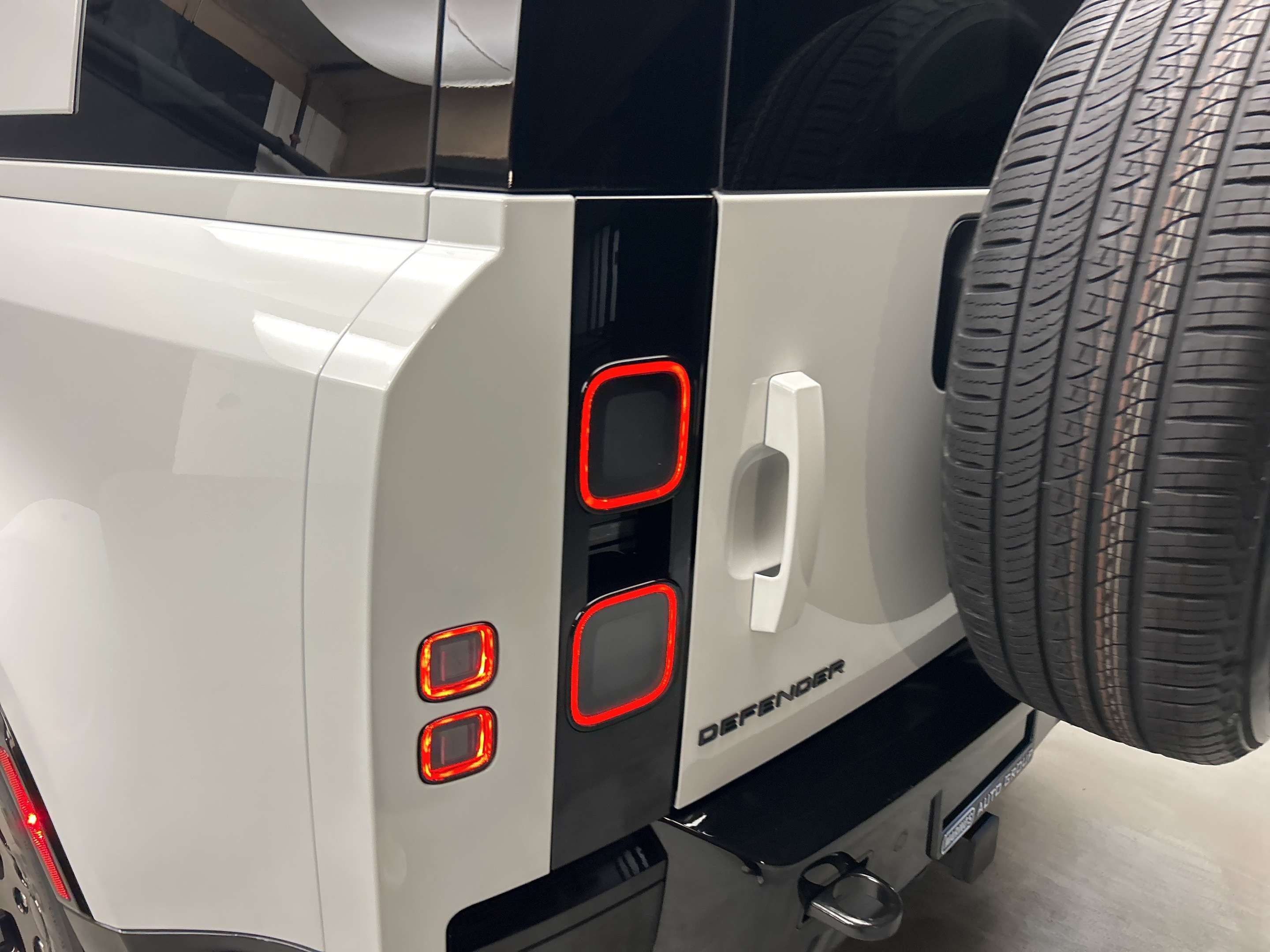 2026 Land Rover Defender X-Dynamic SE thumb 7