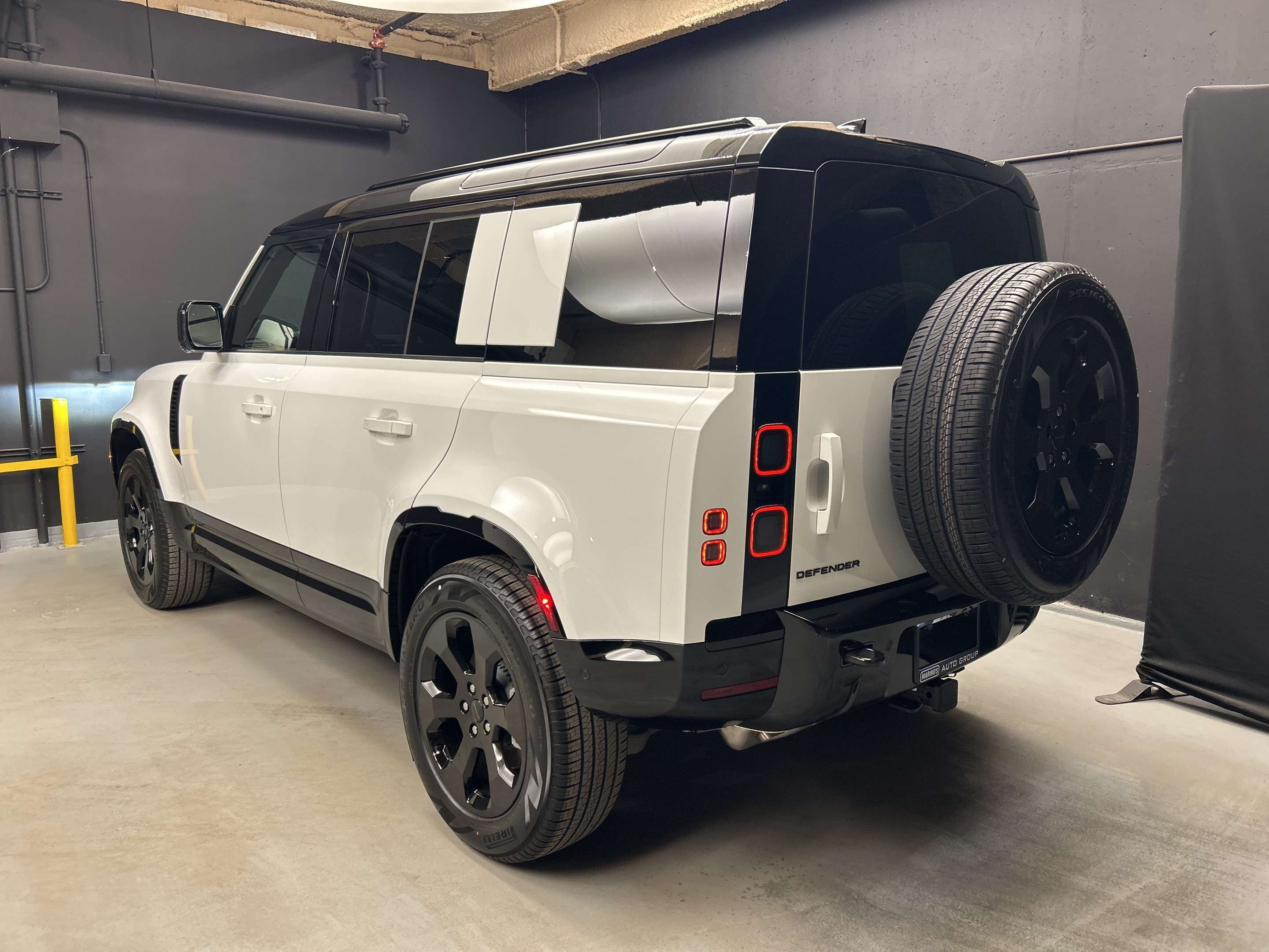 2026 Land Rover Defender X-Dynamic SE alt 5