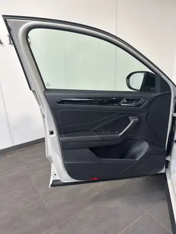 Volkswagen T-Roc view 7