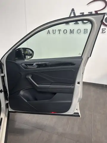 Volkswagen T-Roc view 8