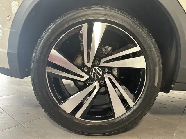 Volkswagen T-Roc view 3