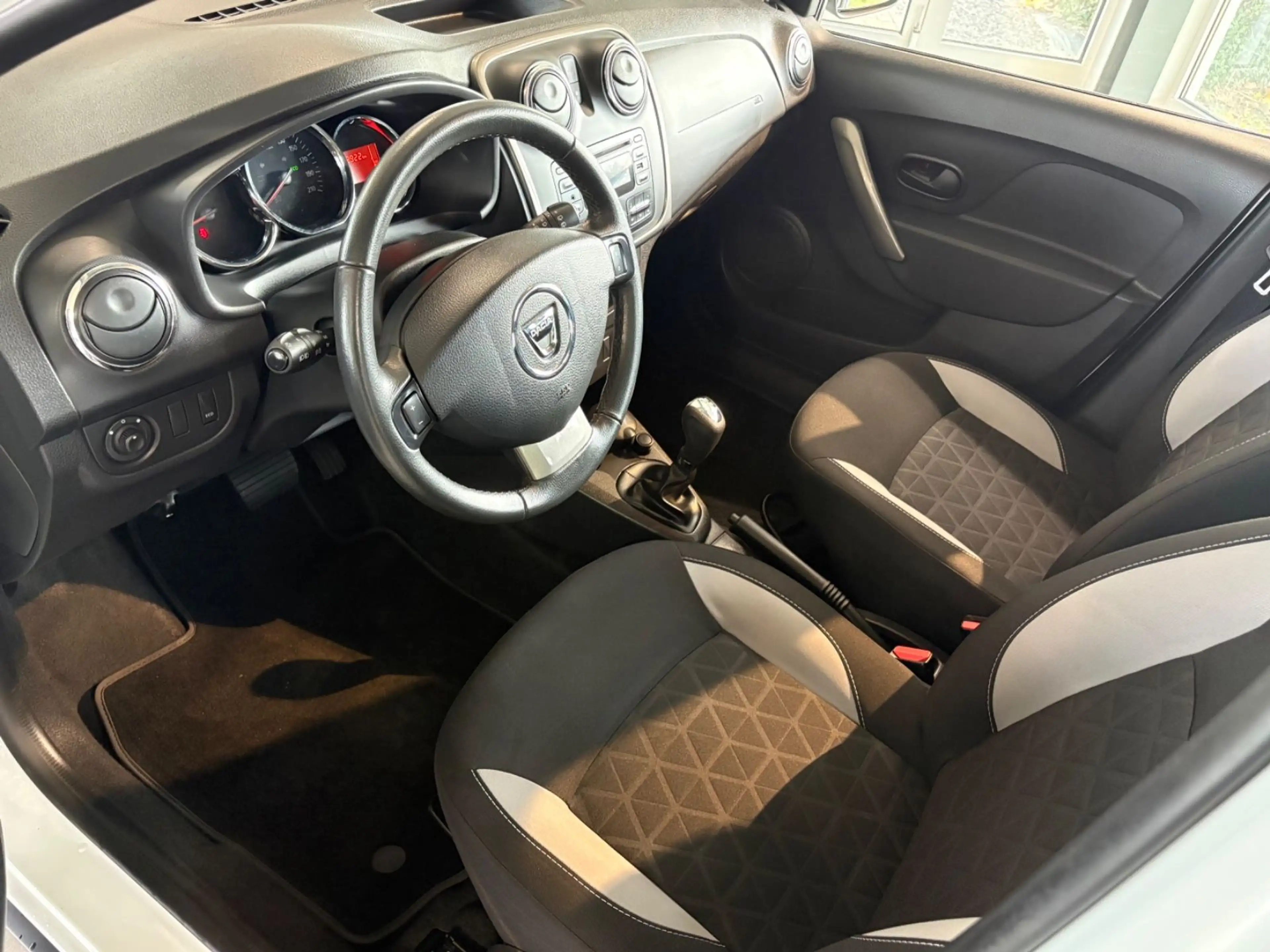 Dacia Sandero II Stepway Prestige*Automatik*Wenig km — photo 9