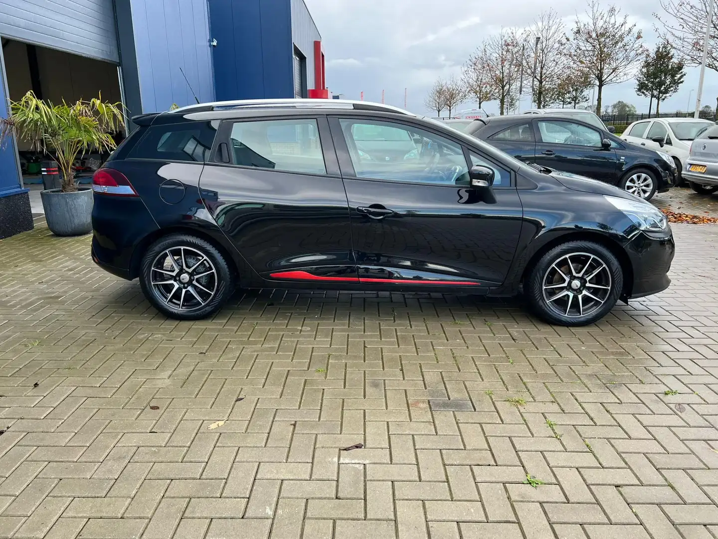 Renault Clio Estate 0.9 TCe Dynamique / NAVIGATIE / CRUISE CONT Zwart - 2