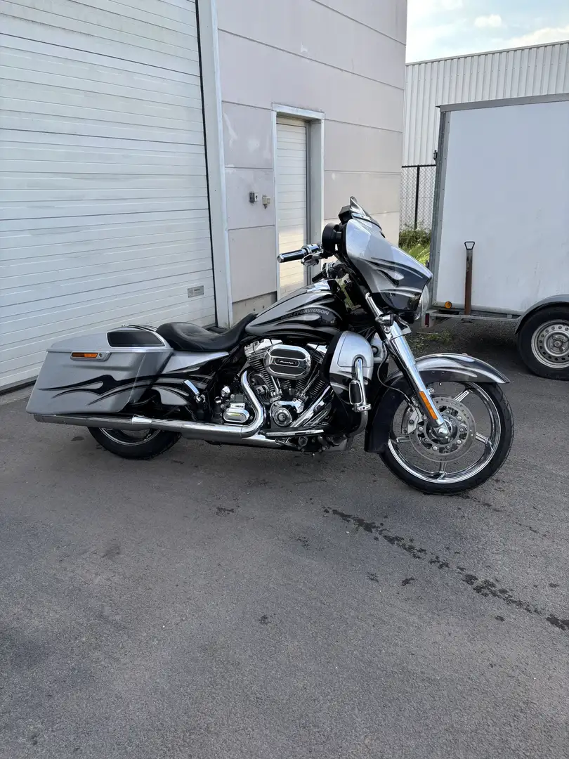 Harley-Davidson Street Glide CVO 110ci hard candy custom - 1