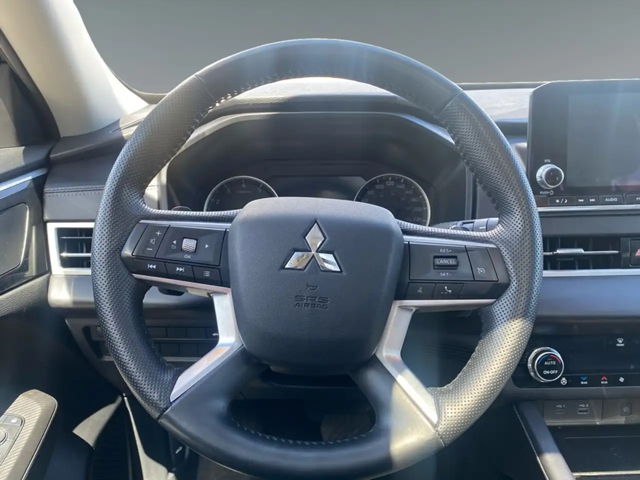 Mitsubishi Outlander снимка Mitsubishi Outlander