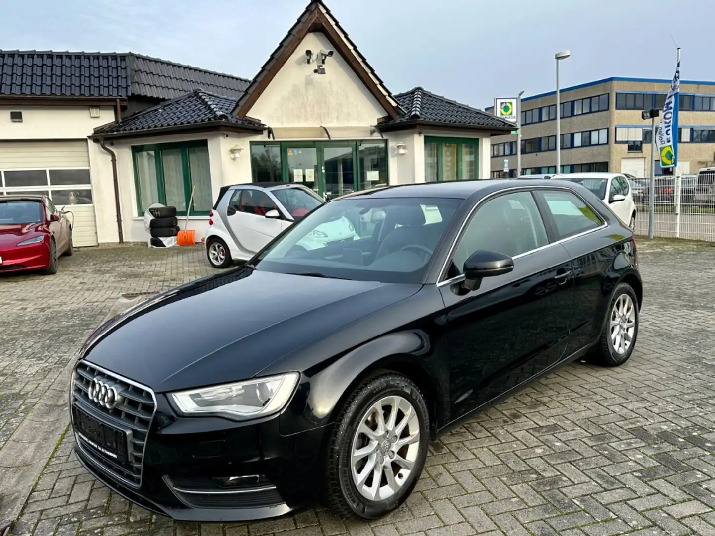 Audi A3 ambiente NAVI TEMPOMAT BI-XENON TEILLEDER AHK Schwarz - 1