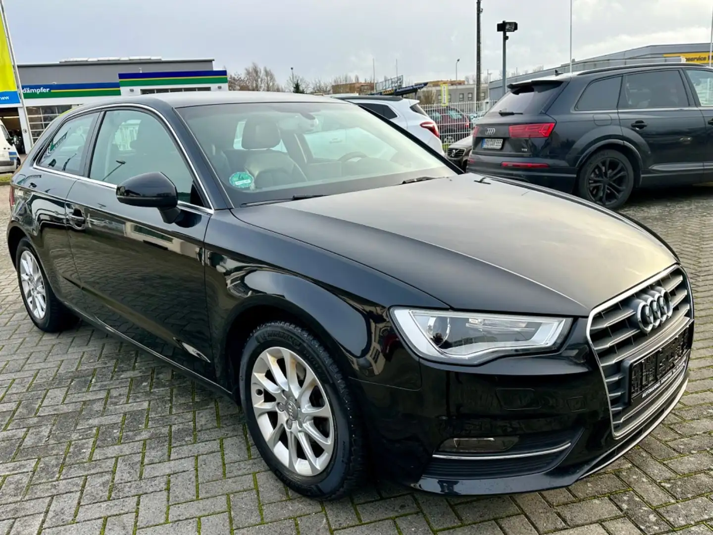Audi A3 ambiente NAVI TEMPOMAT BI-XENON TEILLEDER AHK Schwarz - 2