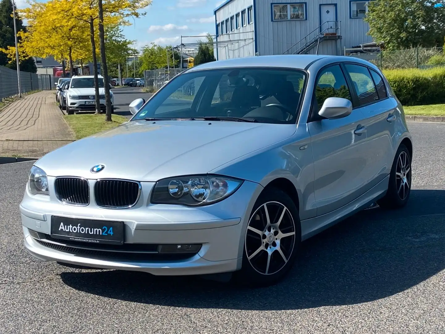 BMW 118 Baureihe 1 Lim. 118i*Autom.*PDC*USB* Plateado - 1