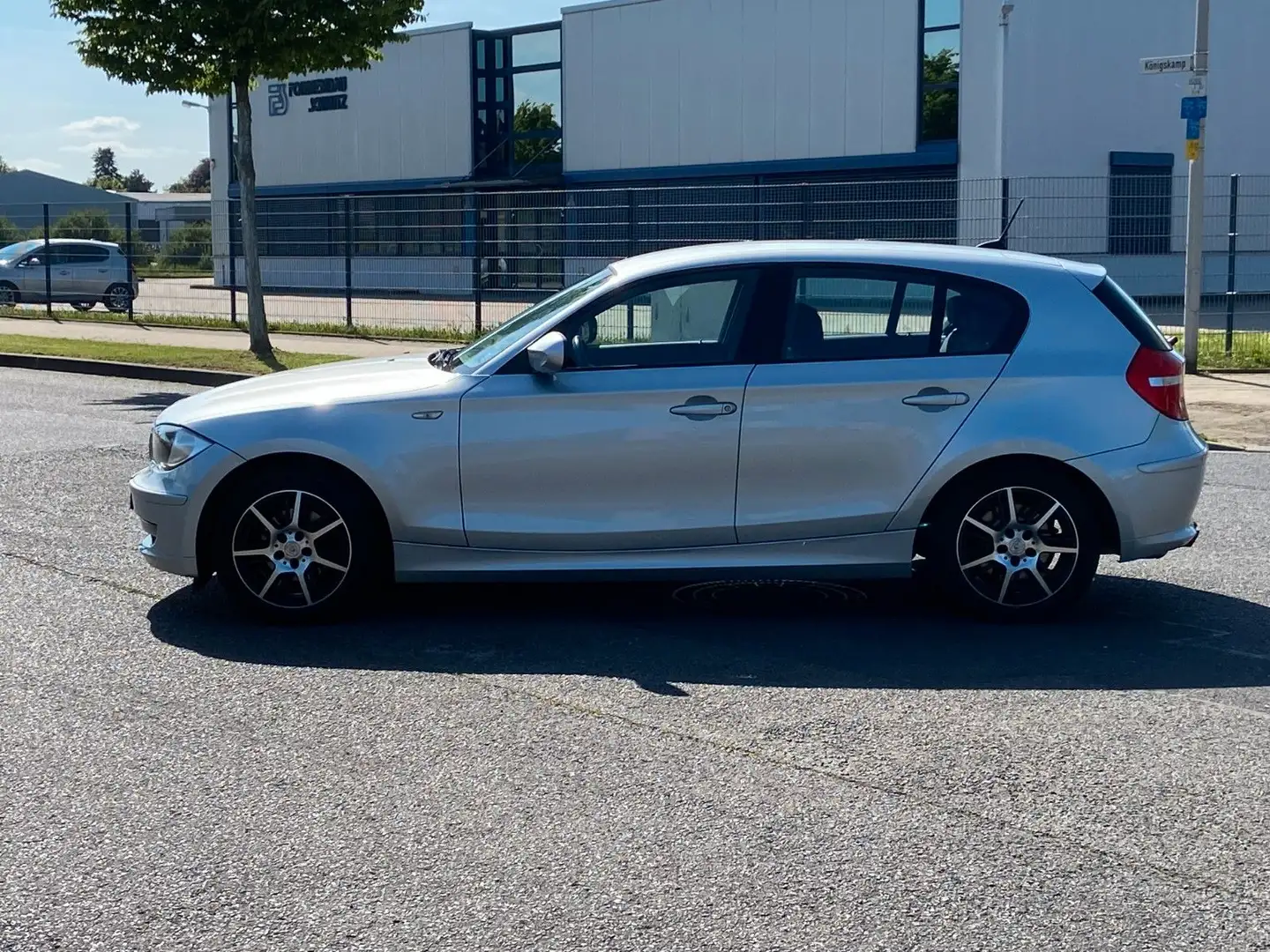 BMW 118 Baureihe 1 Lim. 118i*Autom.*PDC*USB* Plateado - 2