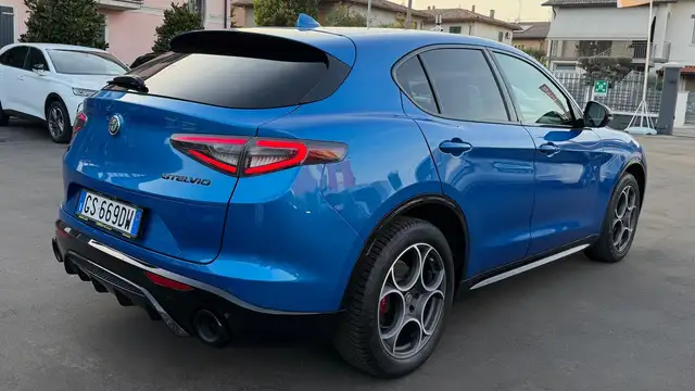 Alfa Romeo Stelvio view 9
