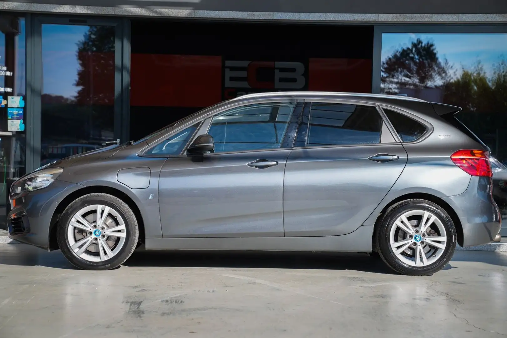 BMW 225 225xe Sport Line *2.Hand/PANO/SHZ/PDC/NAVI* Grau - 2