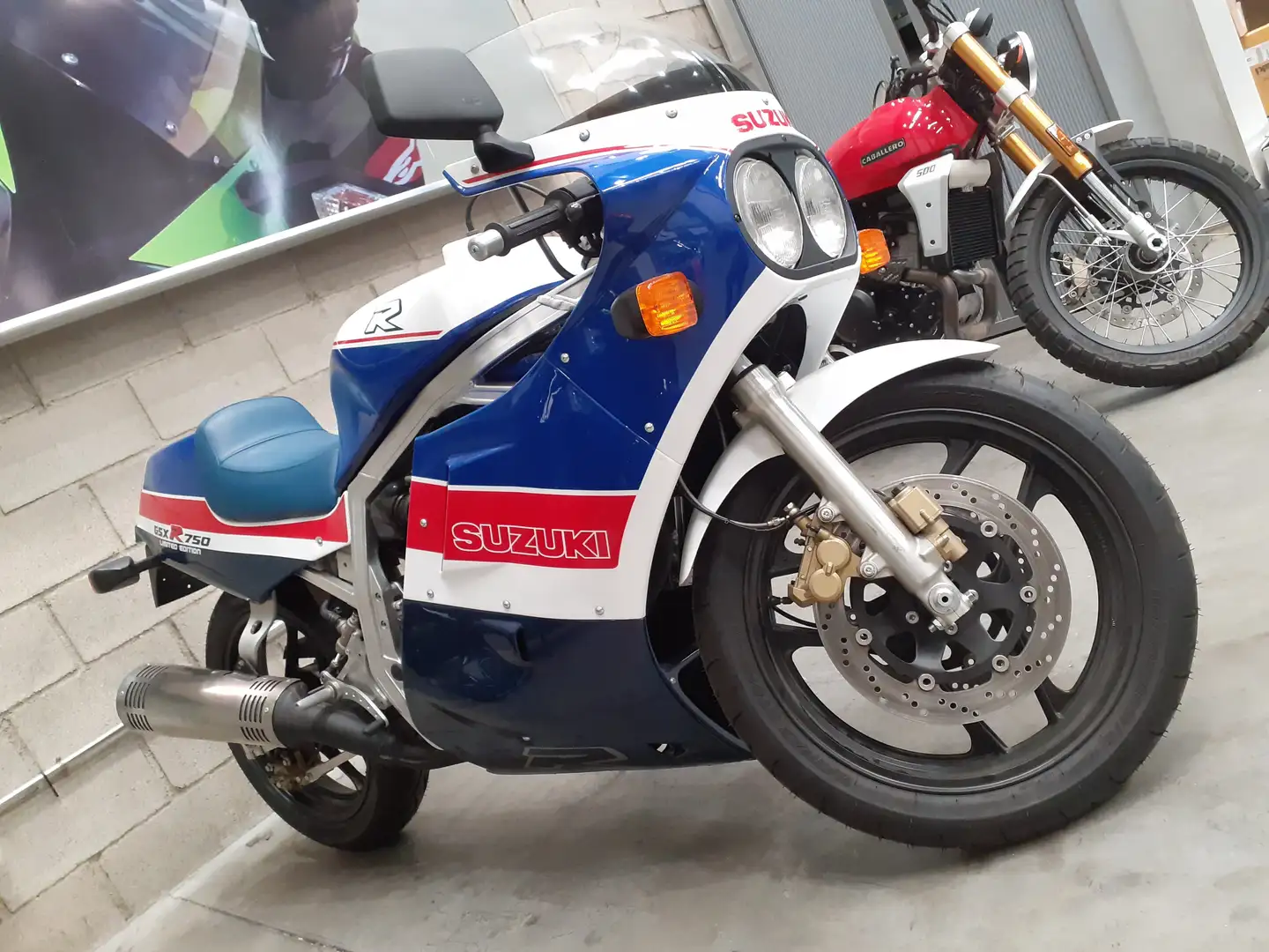 Suzuki GSX-R 750 LIMITED EDITION 1986 plava - 2