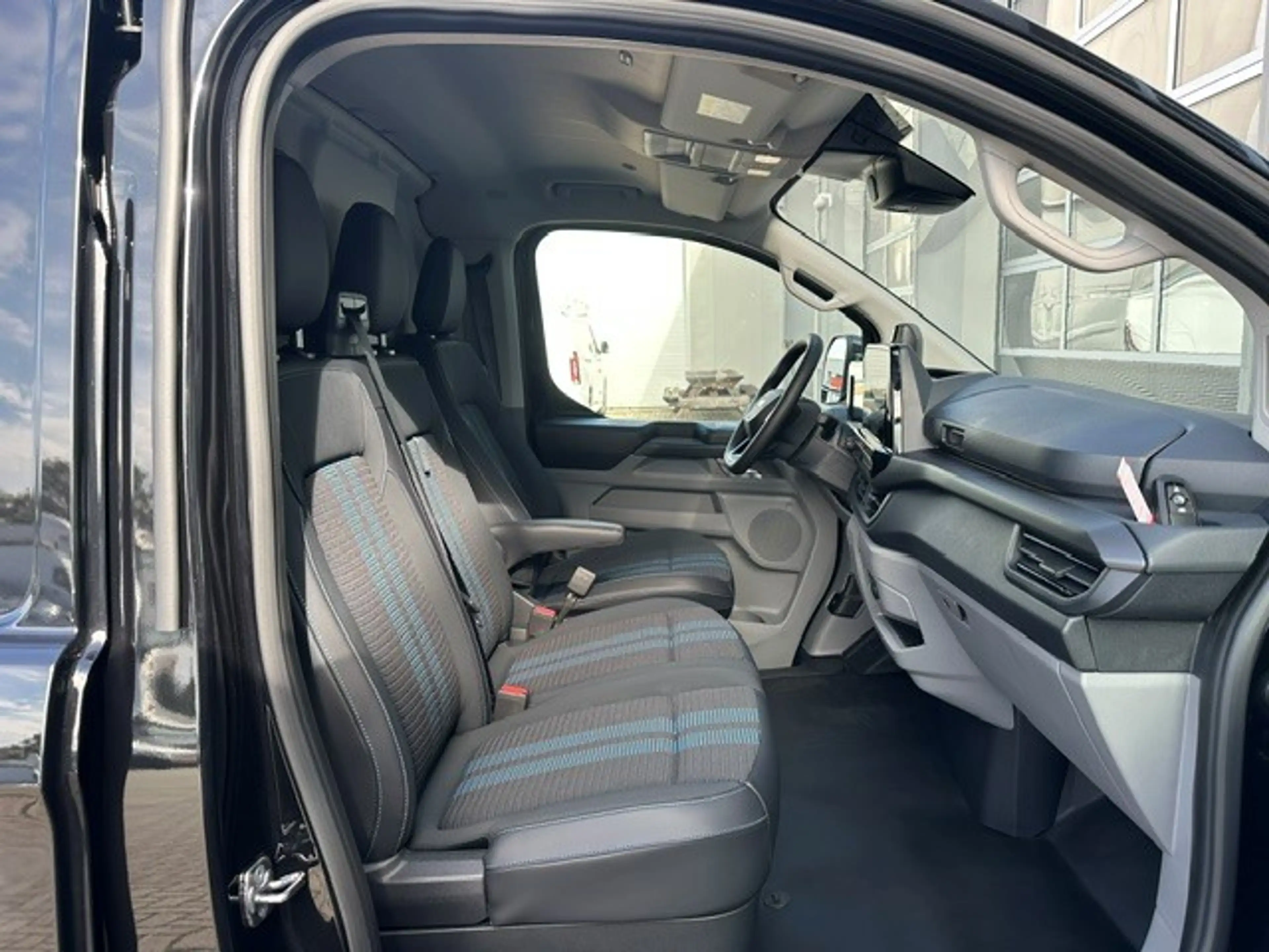 Ford E-Transit Cust. 340 L2H1 Custom Sport 4WD 71 kWh  285pk/Aga — photo 10
