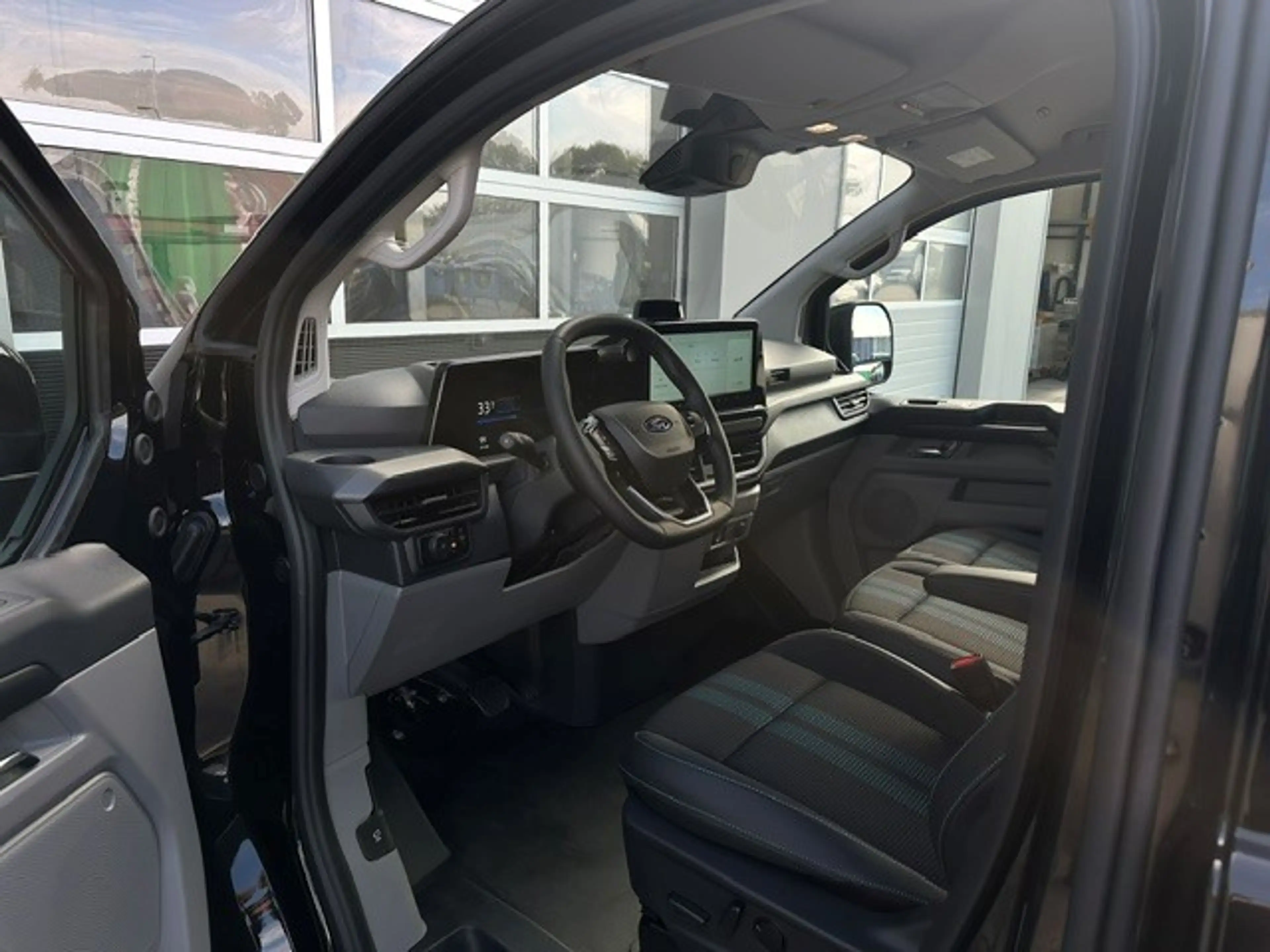 Ford E-Transit Cust. 340 L2H1 Custom Sport 4WD 71 kWh  285pk/Aga — photo 4