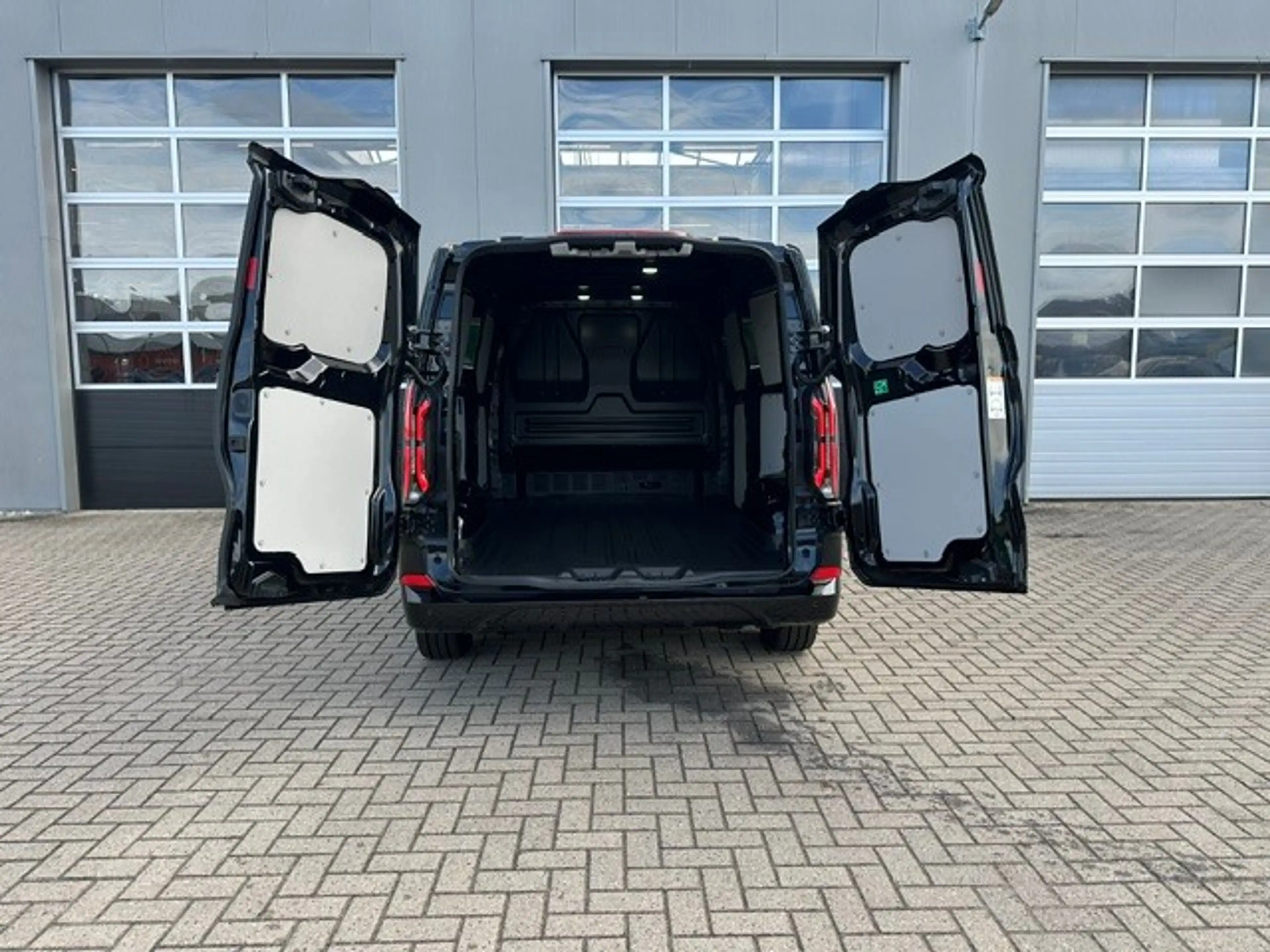 Ford E-Transit Cust. 340 L2H1 Custom Sport 4WD 71 kWh  285pk/Aga — photo 11