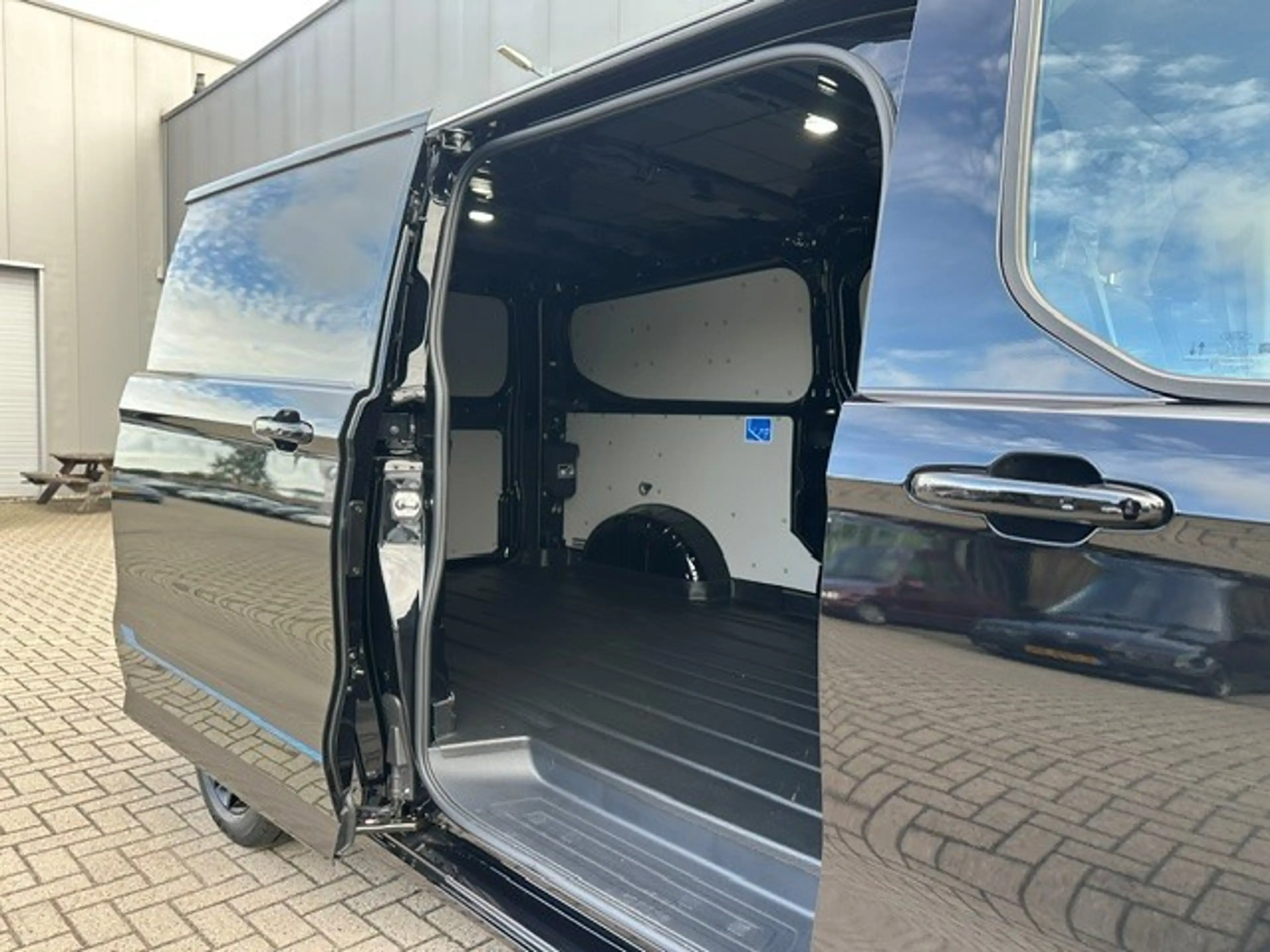 Ford E-Transit Cust. 340 L2H1 Custom Sport 4WD 71 kWh  285pk/Aga — photo 3