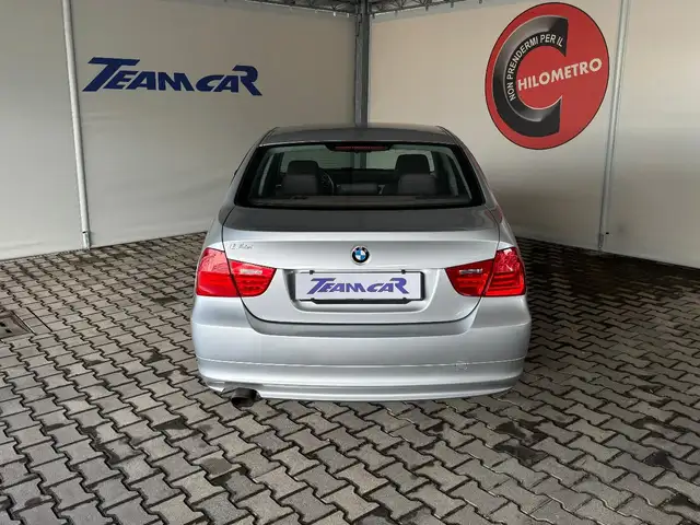 BMW 3 Series view 4