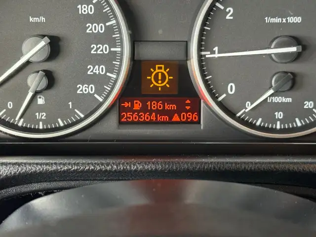 BMW 3 Series view 11