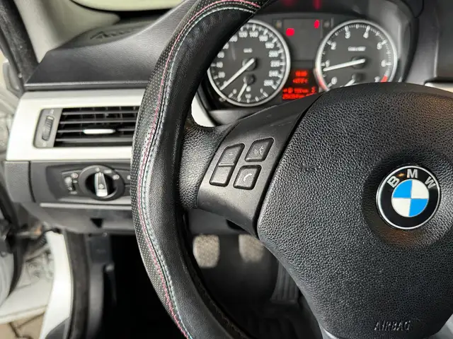 BMW 3 Series view 15