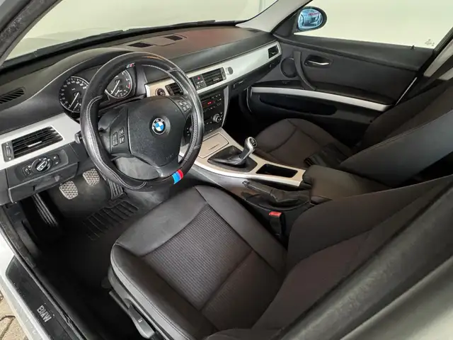 BMW 3 Series view 5