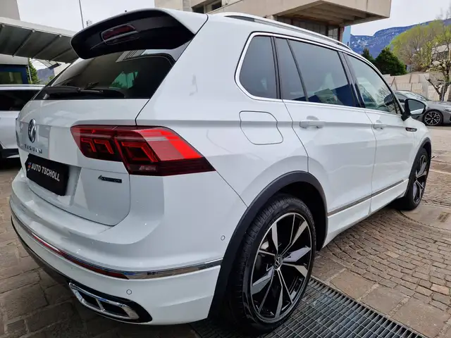 Volkswagen Tiguan view 3