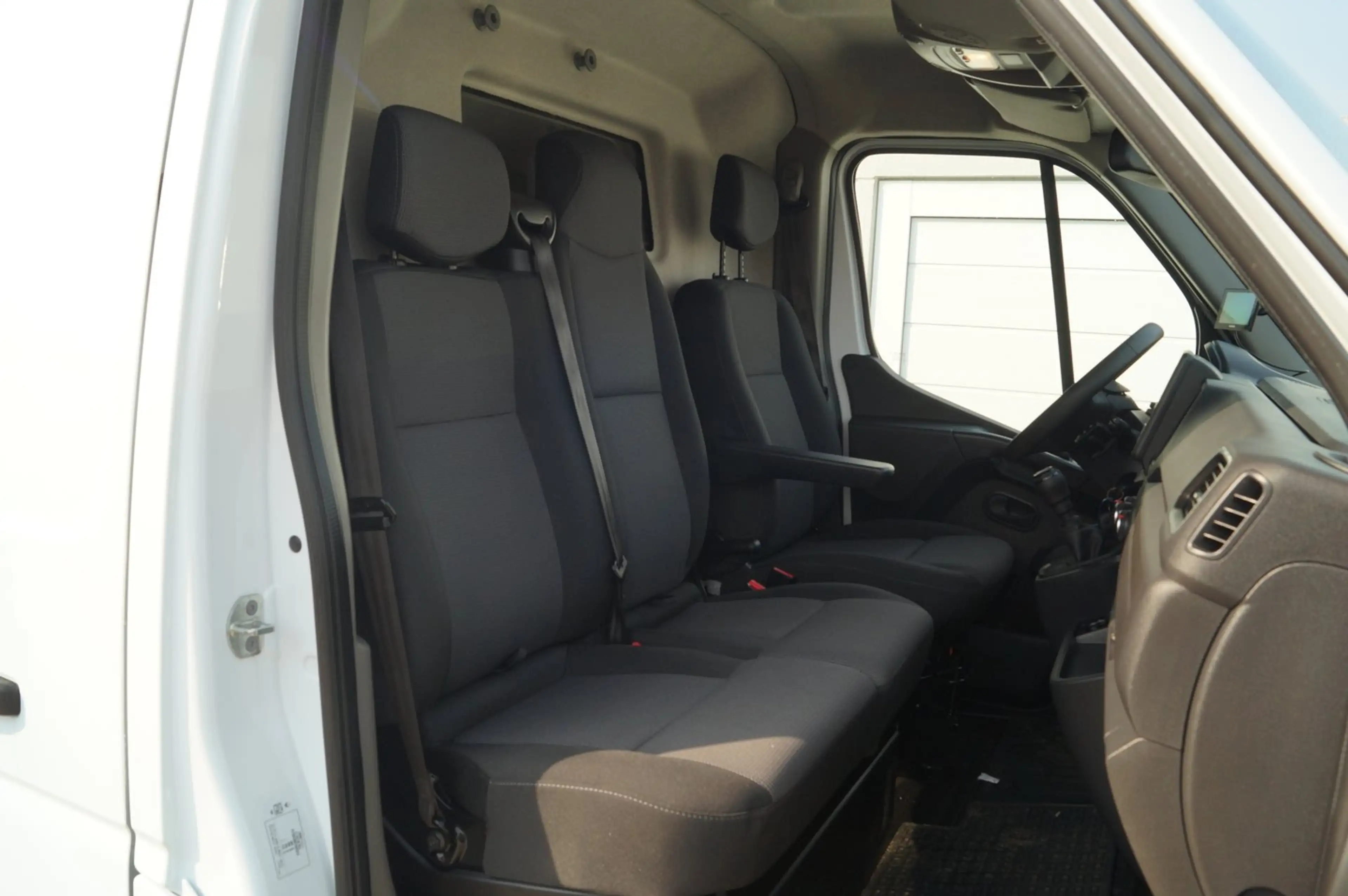 Renault Master L2H3 3,3t dCi 135 — photo 8