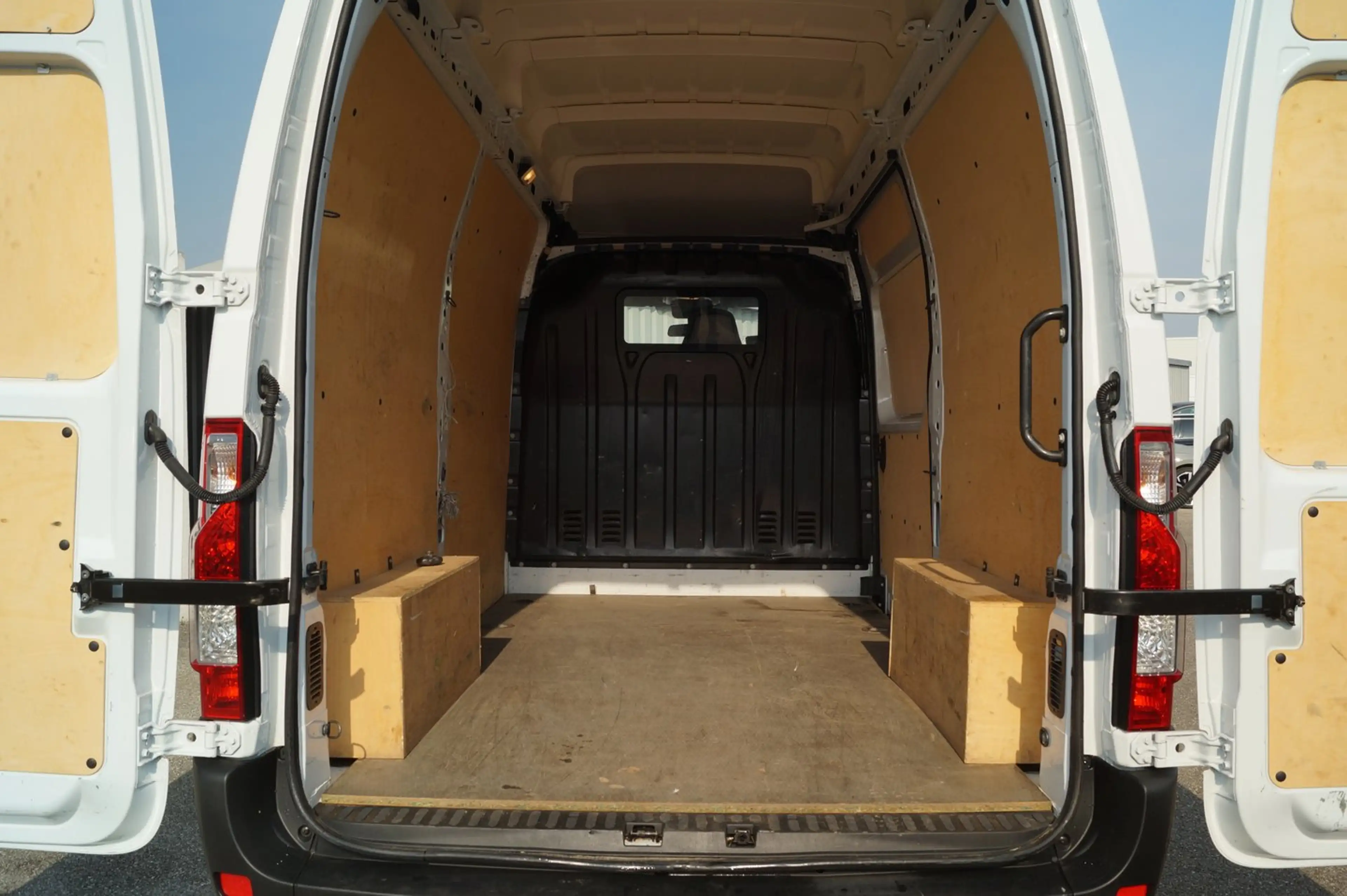 Renault Master L2H3 3,3t dCi 135 — photo 11