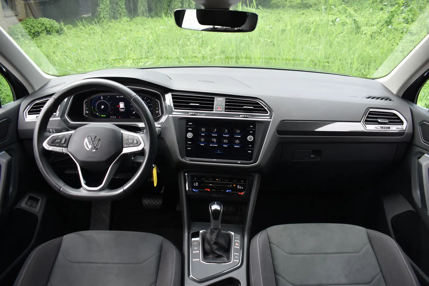 Volkswagen Tiguan 245PK DSG eHybrid ELEGANCE VIRTUAL/NAVI/IQ-LIGHT Grijs - 2