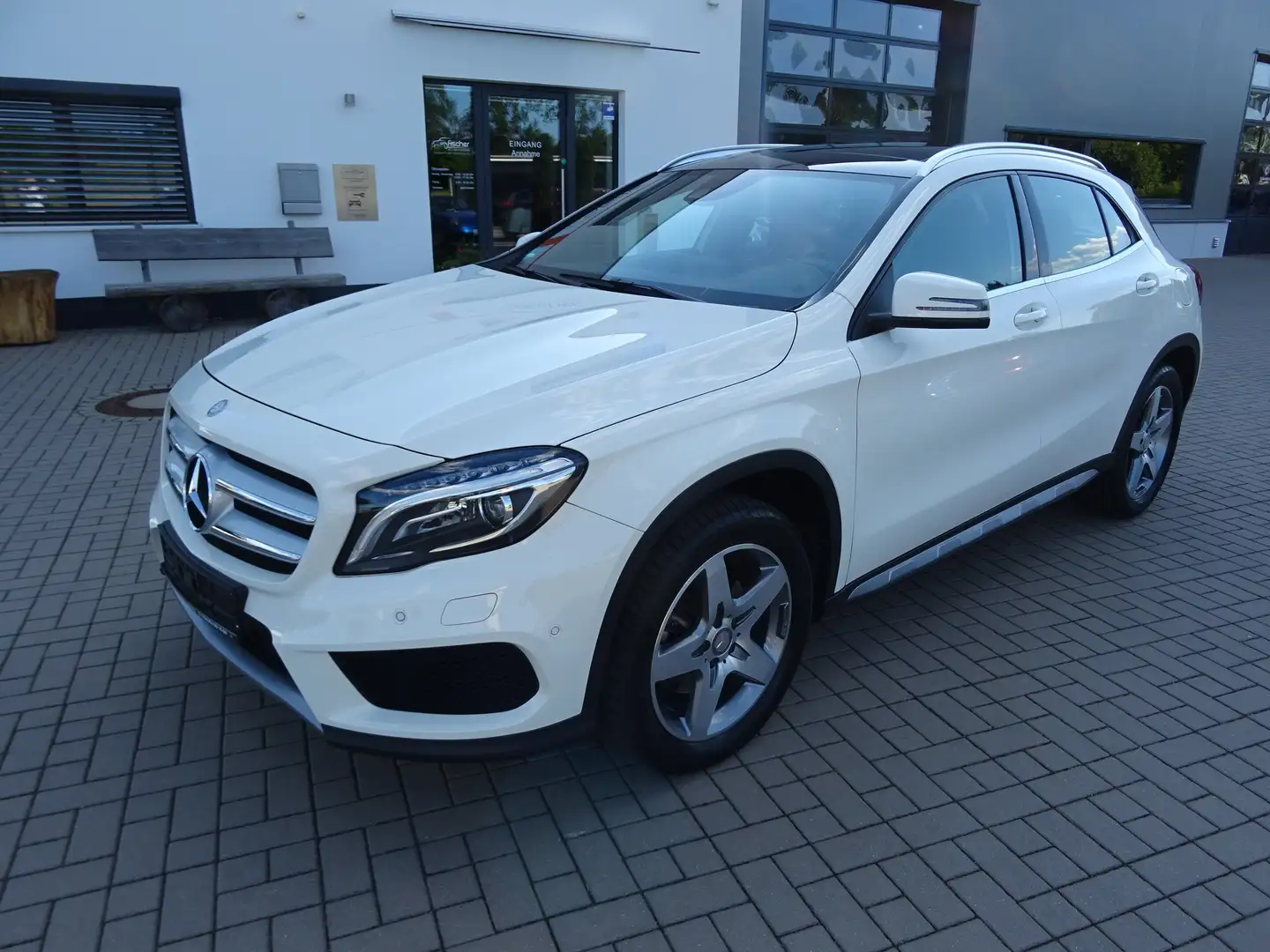 Mercedes-Benz GLA 250 GLA 250 / Pano / Leder / Elek. Heckkla. / AMG Line White - 2