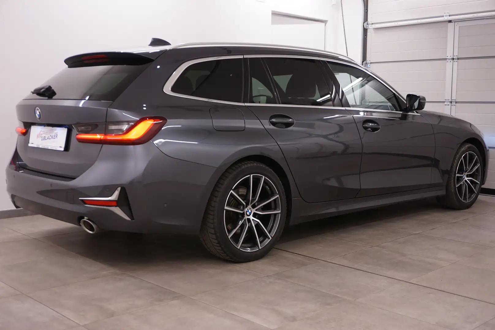 BMW 320 d xDrive // Luxury Line // Panoramadach // ACC // Grau - 2