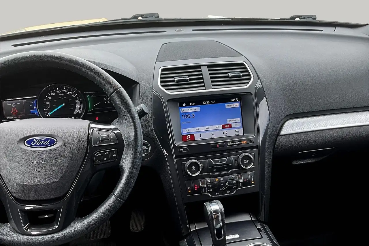 Ford Explorer photo Ford Explorer