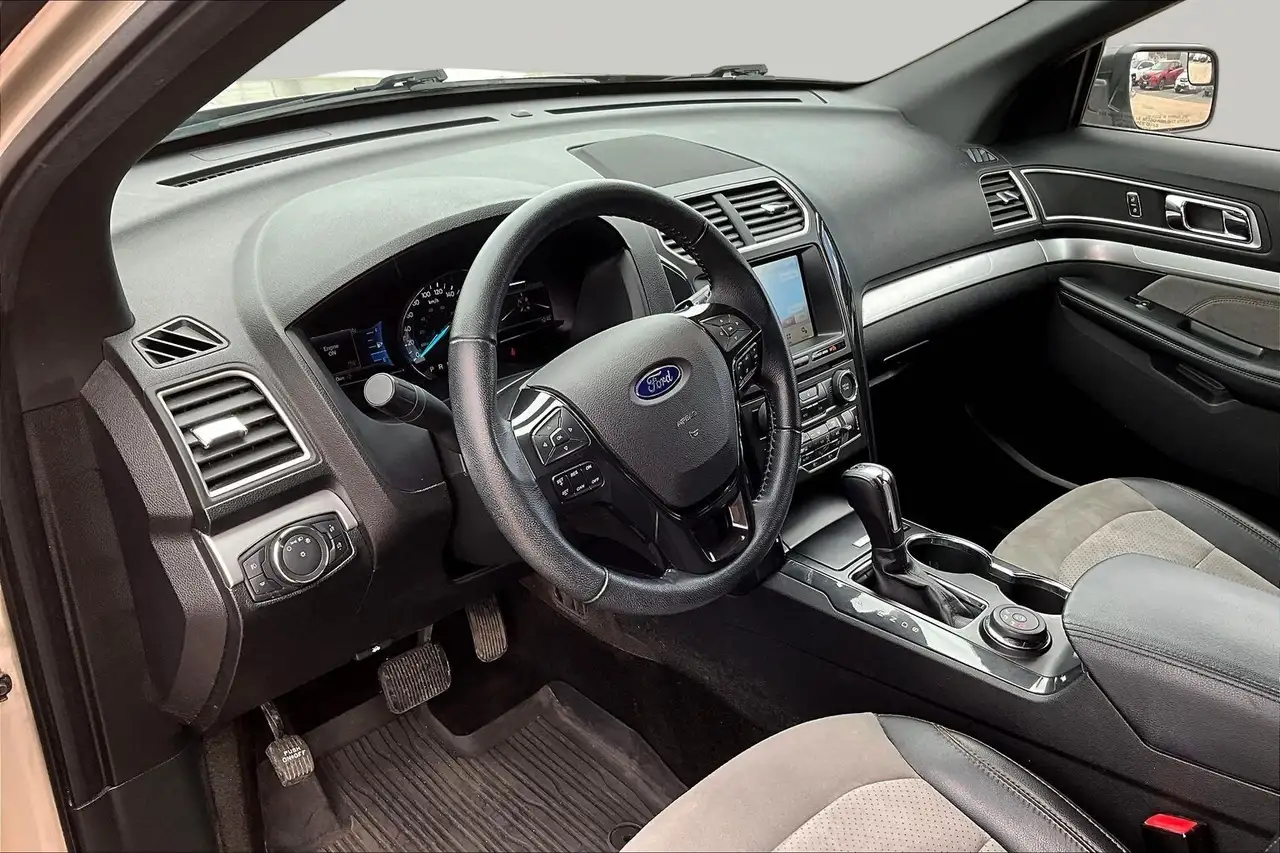 Ford Explorer photo Ford Explorer