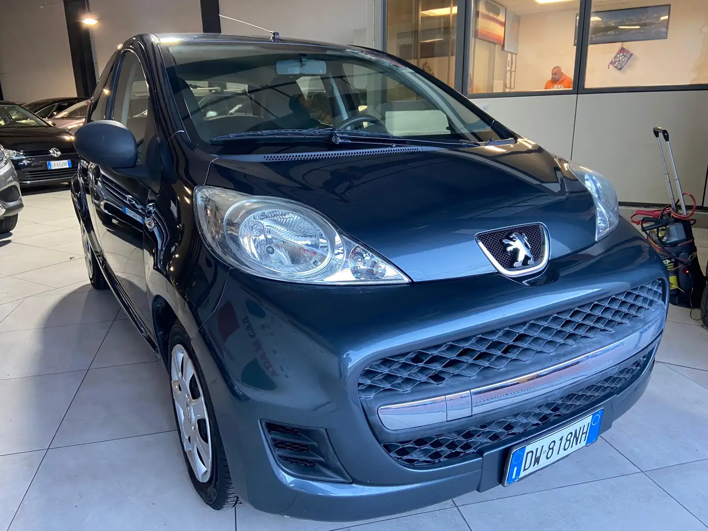 Peugeot 107 107 1.0 12v Access (desir) 5p FL NEOPATENTATI Grijs - 2