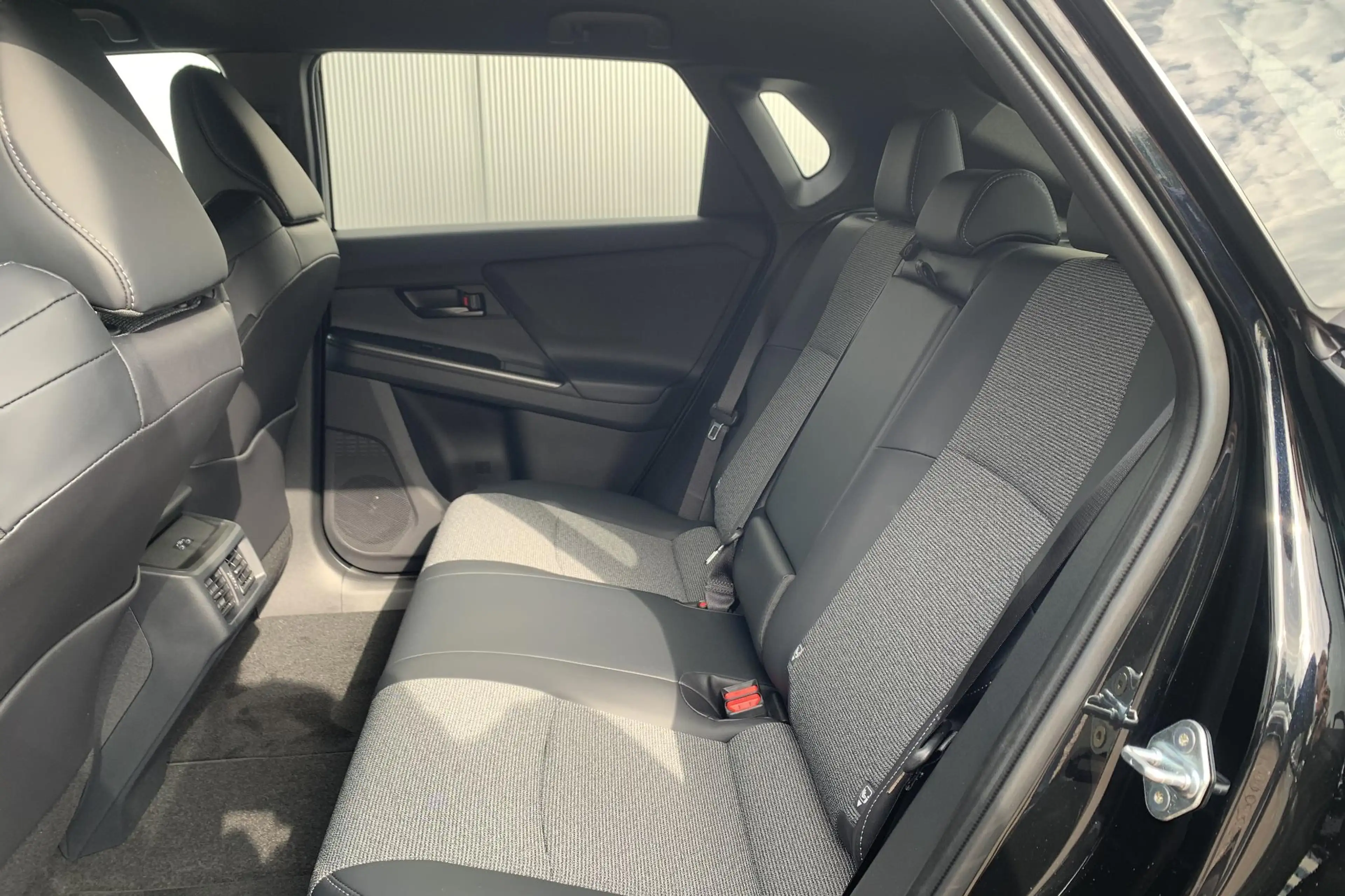 Toyota bZ4X Dynamic 73 kWh / Uit Voorraad leverbaar! / Nu met — photo 8
