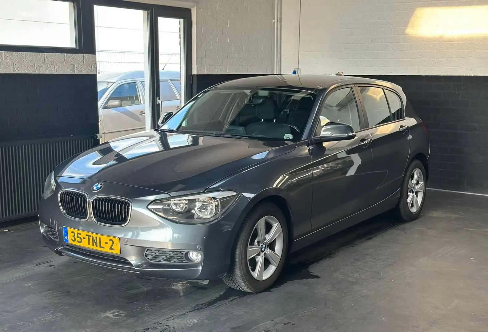 BMW 116 1-serie 116i Automaat|Navi|PDC|nette auto Grijs - 2