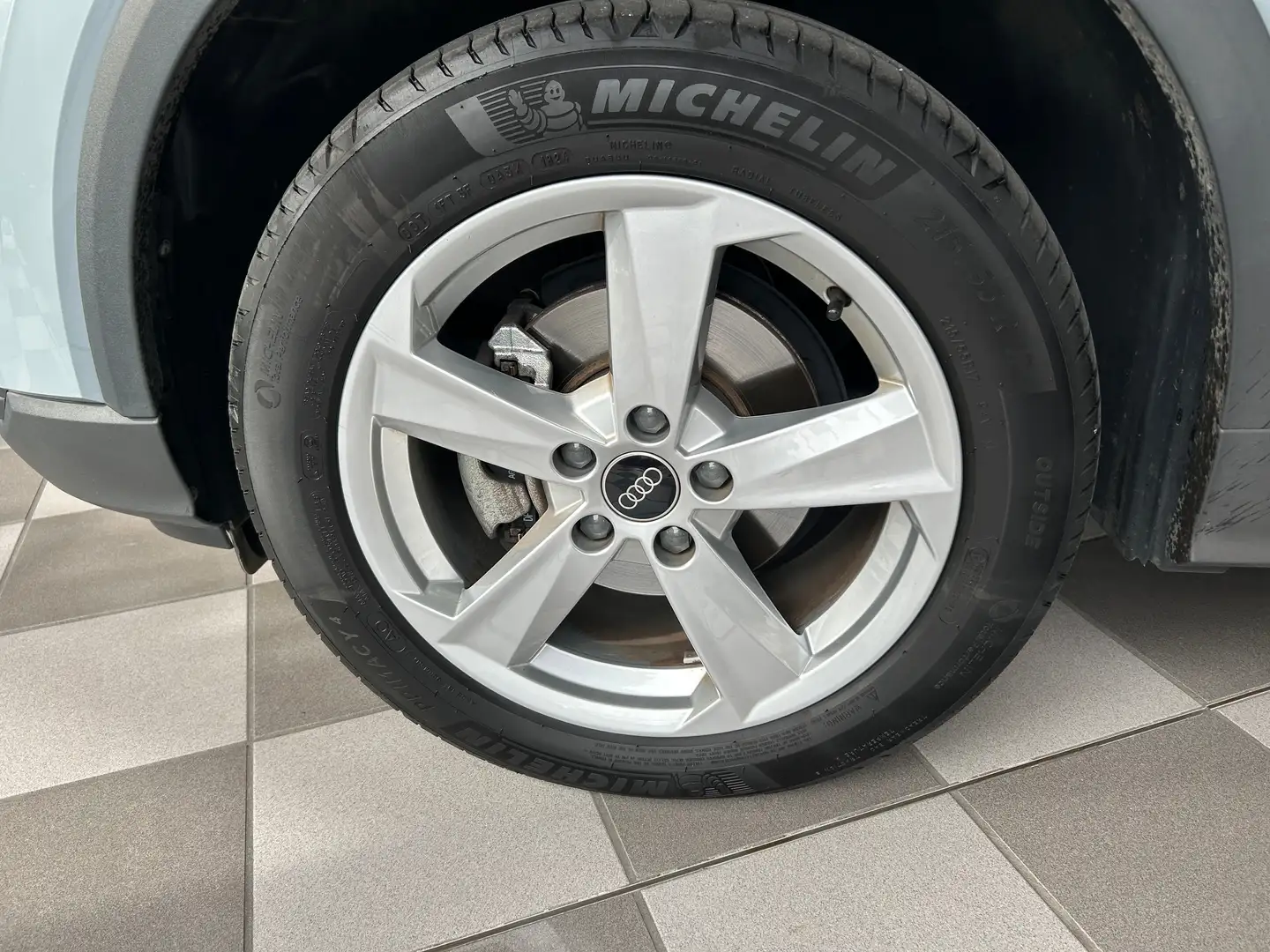 Audi Q2 30 TFSI Business Advanced Gris - 2