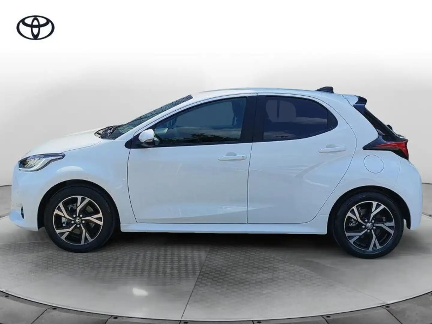 Toyota Yaris 4ª serie 1.5 Hybrid 5 porte Trend Bianco - 2