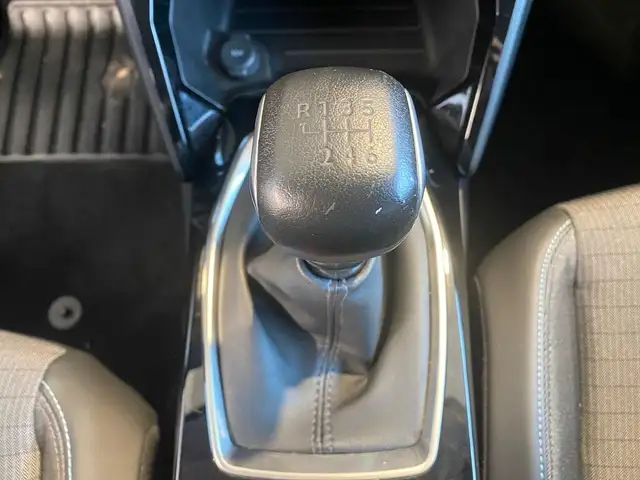 Peugeot 208 view 12