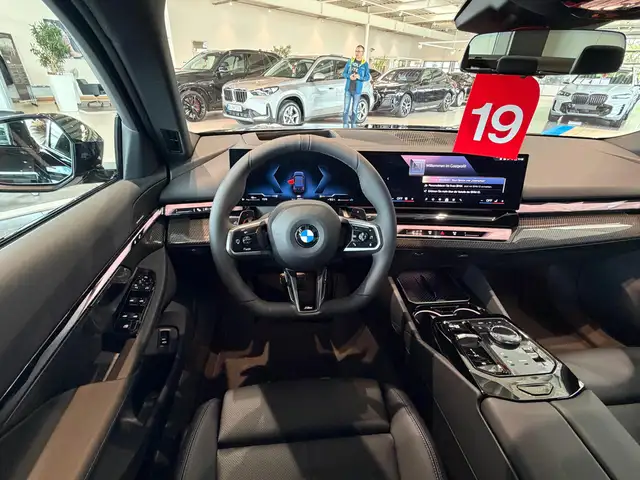 BMW 5 Series view 13