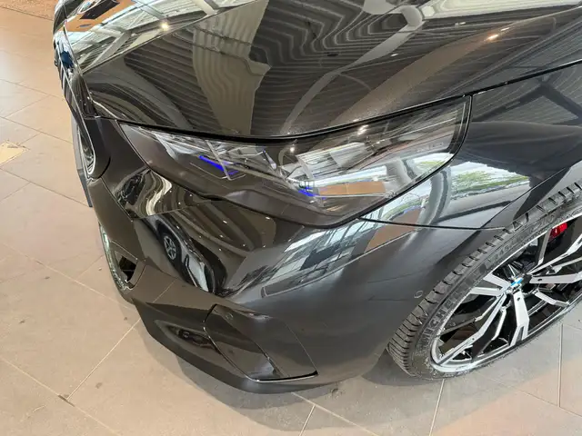 BMW 5 Series view 8