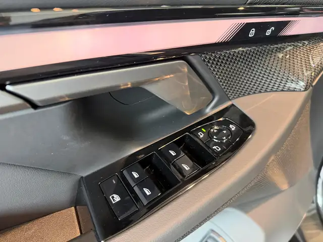 BMW 5 Series view 10